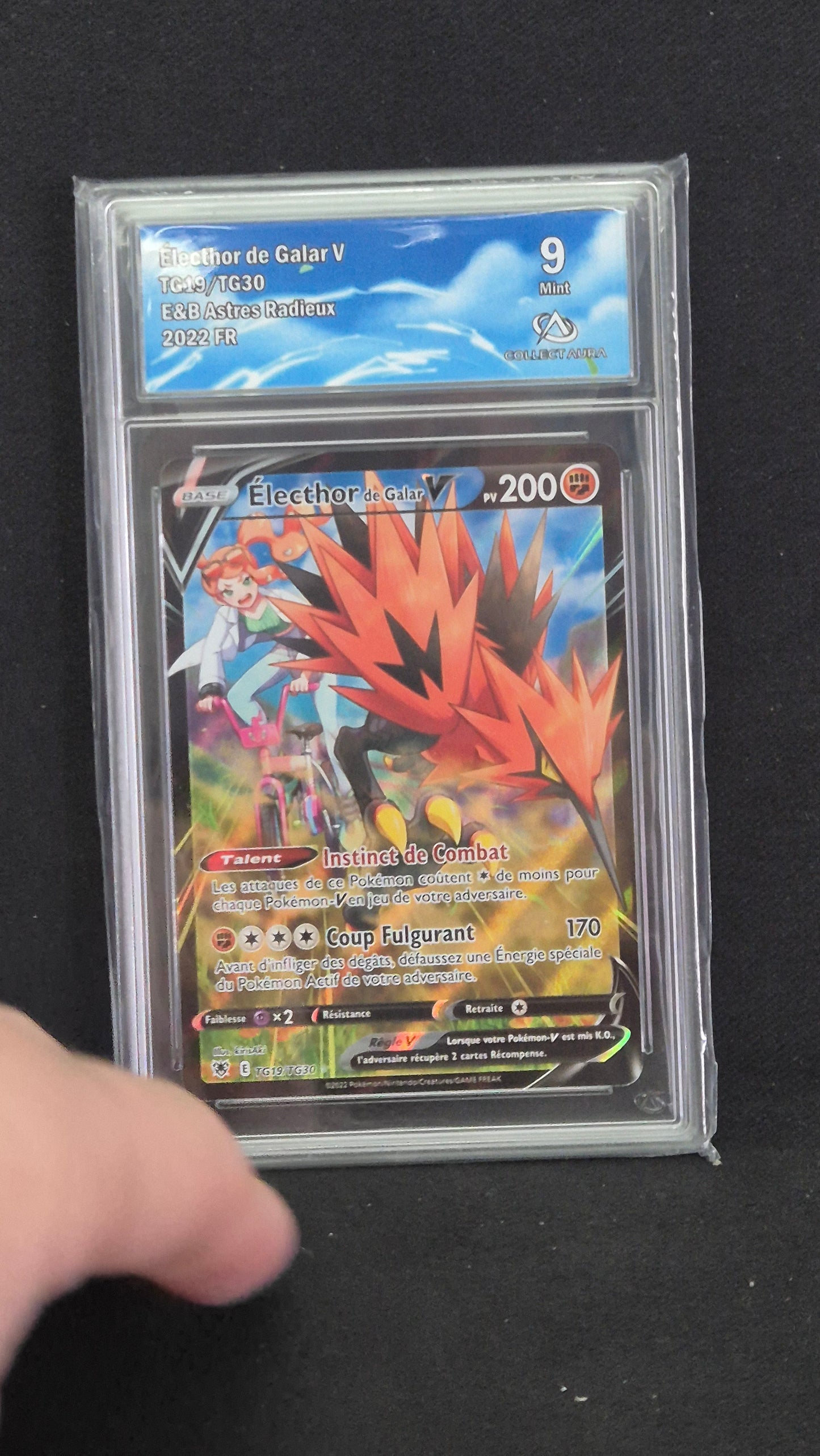 Carte Pokémon Gradée Collect Aura Astres Radieux Électhor de Galar V TG19