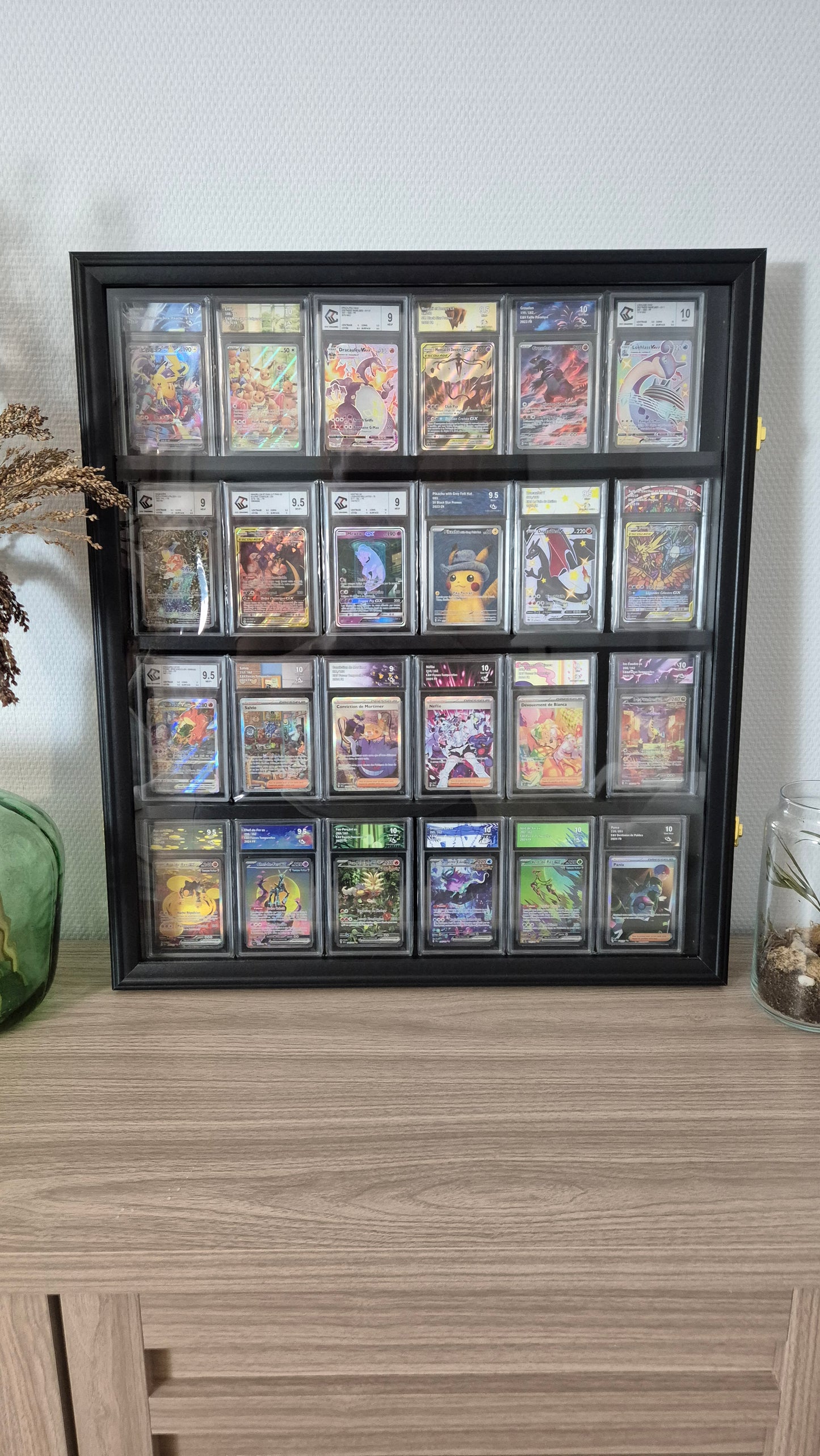 Cadre / présentoir / vitrine murale pour 24 cartes gradées.