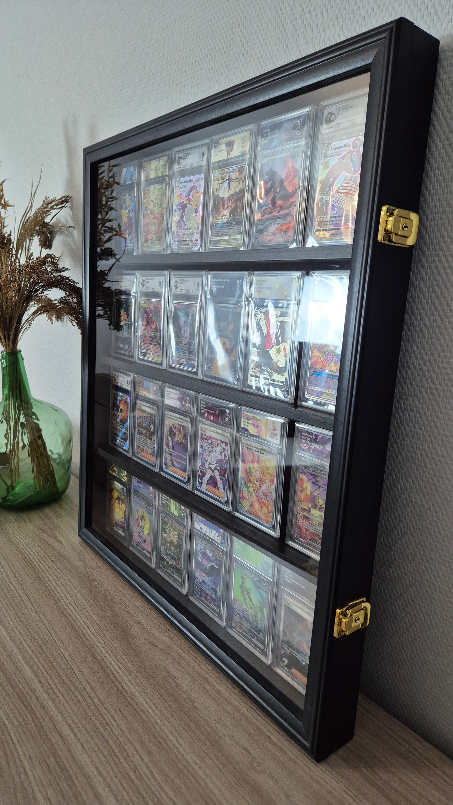 Cadre / présentoir / vitrine murale pour 24 cartes gradées.