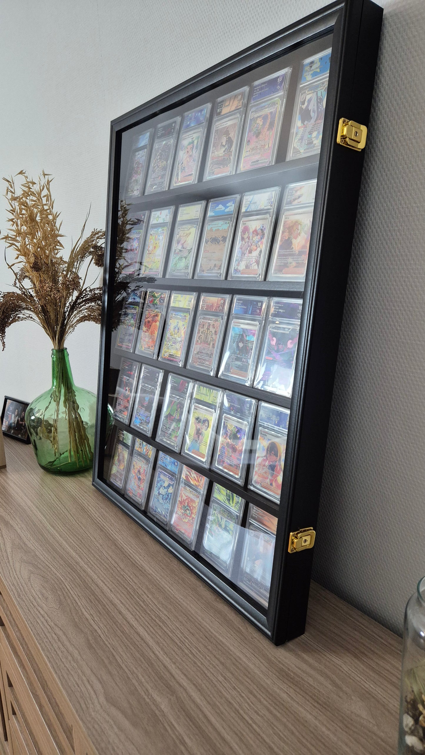 Cadre / présentoir / vitrine murale pour 35 cartes gradées