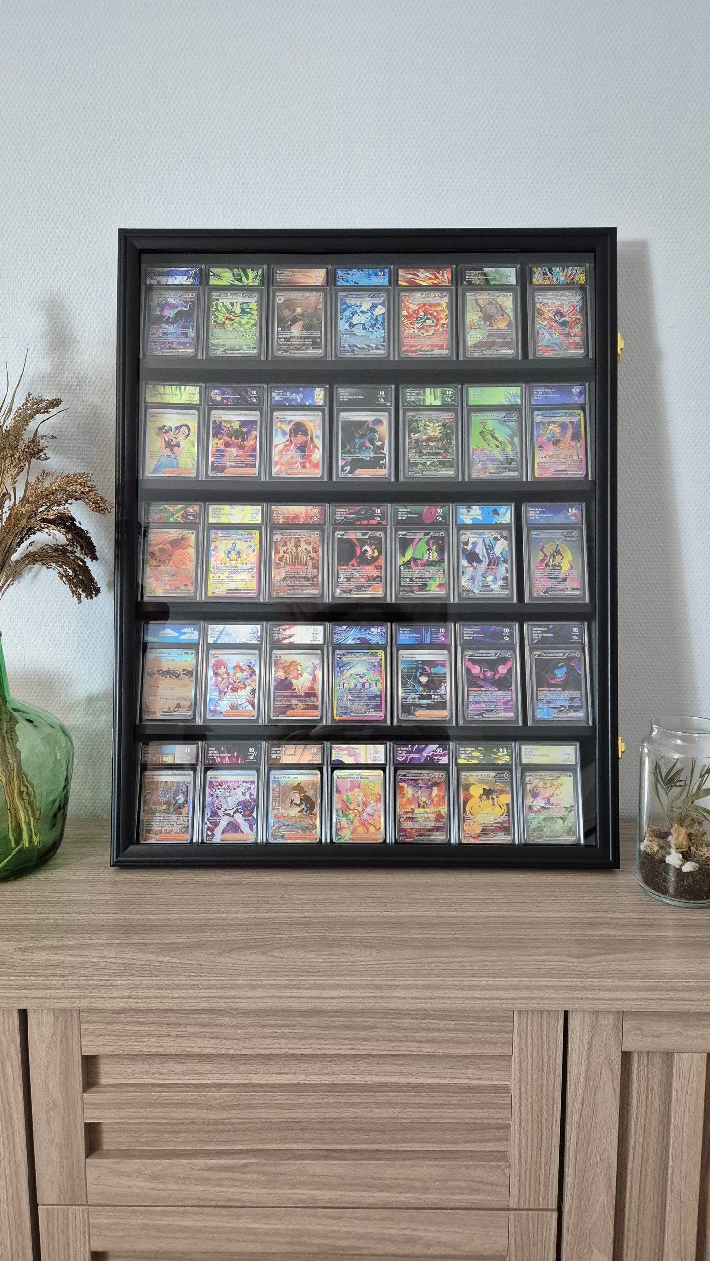 Cadre / présentoir / vitrine murale pour 35 cartes gradées