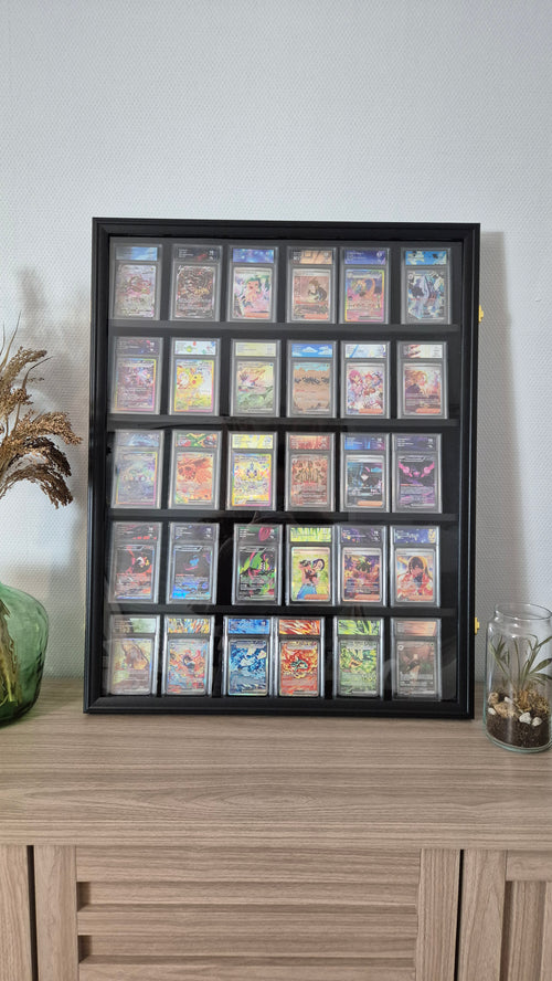 Cadre / présentoir / vitrine murale pour 35 cartes gradées